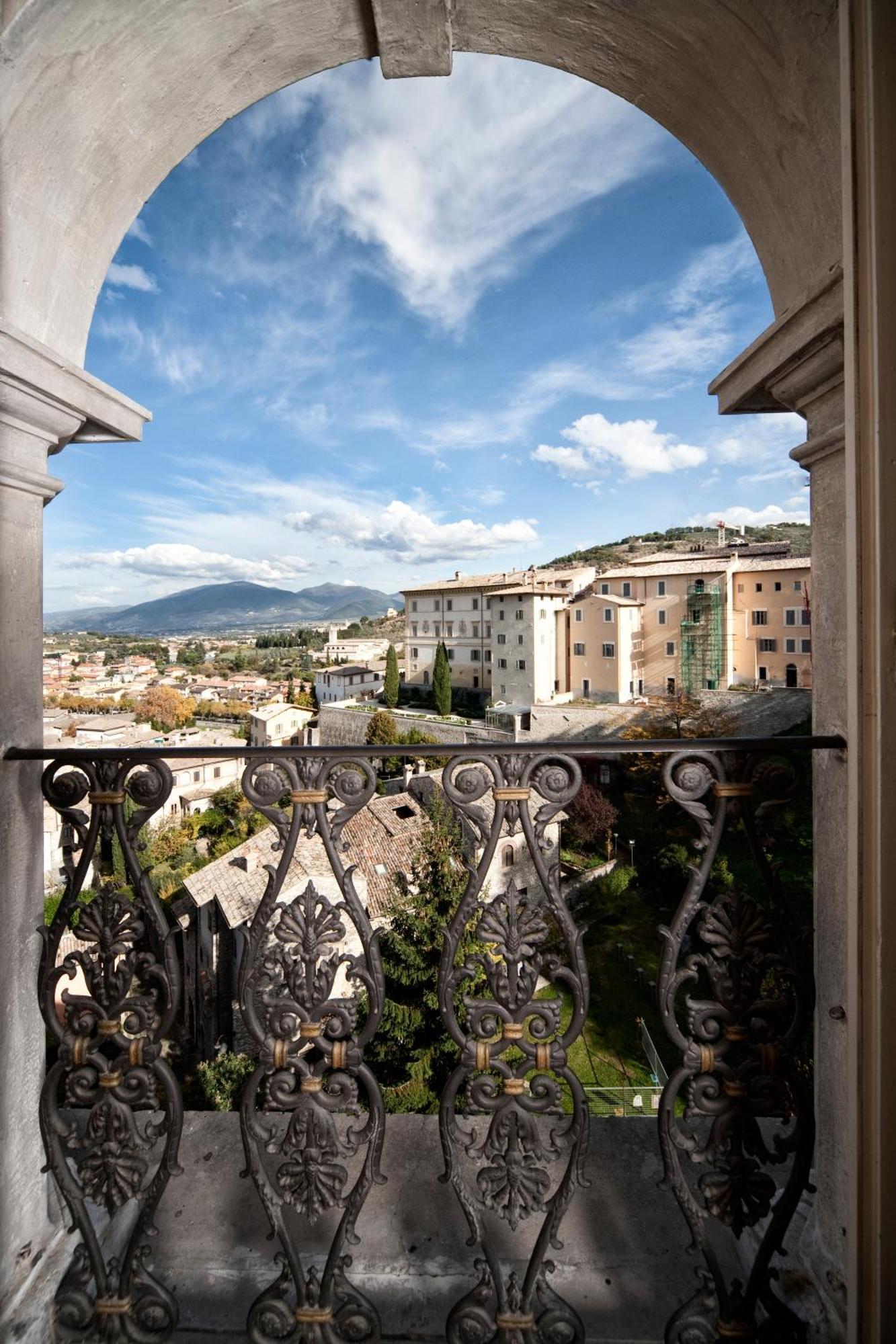 Hotel Palazzo Dragoni à Spolète Extérieur photo